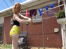 nalgona enseña como colgar la ropa