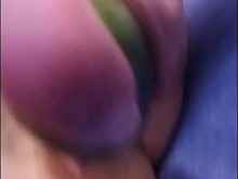 Madura centroamericana masturbándose rico con un pepino