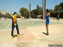 Latina Sasha Jones montando en una parodia Cyclops xxx
