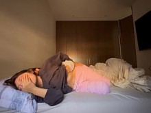 ¡No hagas ruido! ¡No quiero que mi esposo se entere de mi lesbianismo!
