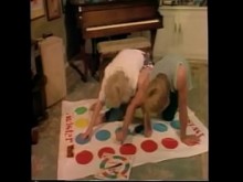 ¡Es hora de Twister! Jugar ese juego divertido nunca fue tan emocionante antes para Pamela Jennings. Solo un suplemento a las reglas lo convirtió en desagradable thriller sexual