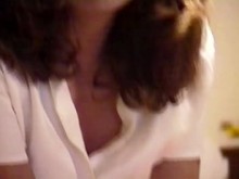 Mi esposa hace que su estudiante pierda su virginidad, ella le muestra su coño peludo antes de follar