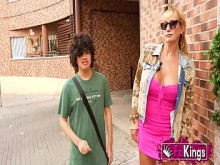 ¡Dude de 18 años pierde su virginidad ante Supermilf Victoria Vera!