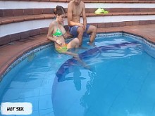 Ayudo a mi pequeña hermanastra con sus clases de natacion. H.L.