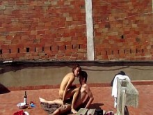 Pareja atrapada follando en la terraza afuera