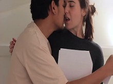 Compañeros de cuarto juegan la escena de la princesa y la plebeya