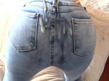 Gran corrida en mi trasero con jeans, me encanta bañar todo mi cuerpo en leche