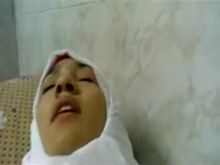 Mujer musulmana con Hiyab folla en POV