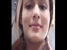 Latina fitness se corre en baño de gym