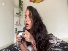 Mi hermanastra traviesa me quita la Xbox así que la follo en lugar de seguir jugando - PORNO EN ESPAÑOL