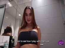 ¡A mi hermanastra le encanta jugar con su trasero cuando nadie está en casa! POV anal