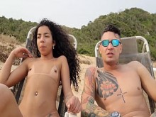 Mi novia y yo fuimos a Nude Beach y la trajimos en medio de todos.