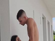 Joder con Tommy Cabrio en el balcón mientras los vecinos nos miran