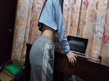 Laura folla al técnico para reparar su computadora antes porque no tiene dinero para repararla.