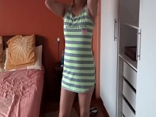 Al ver mi hijastro masturbado, toco mi coño y le pido que se corra