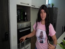 La esposa caliente de mi mejor amiga, vino a visitarme y tuvo que follarme