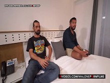 Mi Compañero de cuarto y su Amigo me Follaron Duro! - Paola Stone