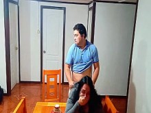 Sexo antes del desayuno en la mesa del comedor con una madrastra tomada por sorpresa