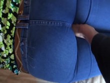 Me visto con jeans ajustados y dejo que el hermanastro me acaricie y disfrute de mí.