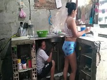 después de revisar el lavamanos la vecina me calma lo cachondas con una buena mamada de coño