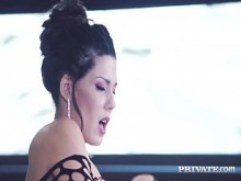 Alexa Tomás está dominado por dos pollas duras