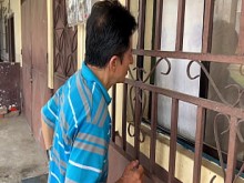 ¡Gran culo y vecino tetonoso se atascan! Y el viejo pervertido la ayuda y aprovecha: verdadero casero