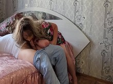 Big madrastra sacó sus grandes tetas y le dio una mamada antes del sexo anal