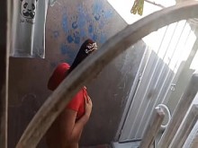 Mi vecino realmente quiere follarme, cumplo su deseo. A veces tienes que ser una puta para tus vecinos.