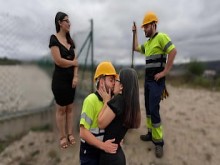 El trabajador de la construcción folla a chica curiosa y se corre por dentro.