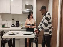 Nena colombiana curvilínea le paga al repartidor con su gran culo y su jugosa tetas, se follan duro y termina con semen en su boca. Antonella Jones