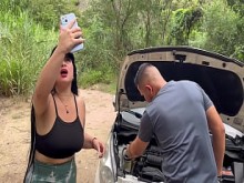 ¡Curvy Colombian Babe da dañado su auto y le pide ayuda a un extraño que la convence de follar al aire libre y tragar su semen! Antonella Jones