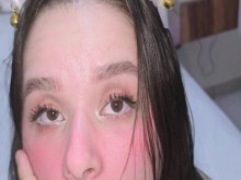 Pequeño gatito en pijama de satén es atrapado tomando fotos y las cosas se vuelven locas