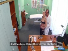 Ella está tratando de explicarle a su médico que le ENCANTA EL SEXO DURO - Fake Hospital