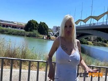 Visita Sevilla, folla en Sevilla. Una MILF española conoce a un joven junto al río y se lo folla en su casa. Vídeo en PepePorn