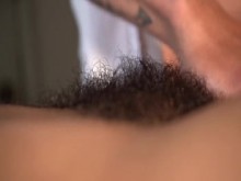 Los pelos son un símbolo primitivo asi que si eres fetichista, este video es para ti.