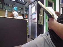 Muestro mi gran erección a mi madrastra, ella no pudo resistir la tentación ...