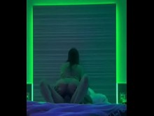 Mi cita de TINDER resultó tener una gran verga, así que decido montarle hasta que me rellena de cum