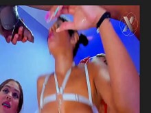 Morena de grandes tetas y sus amigas guarras le chupan la polla a su novio