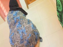 Criada árabe sexy de gran culo atrapada debajo de la cama