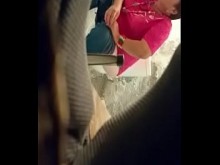 Gorda orinando en baño publico