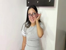 Mientras mi esposo no está, monto la gran polla de mi cuñado.