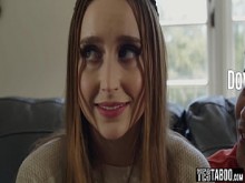 La terapia de pareja para una novia adolescente termina en un trío con un terapeuta