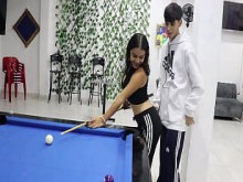 Hermanastro pervertido enseña a su hermanastra latina a jugar billar para después follar su concha - porno en espanol