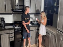 Madrastra se folla a su hijastro mientras su marido descansa junto a ella