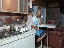 Madrastra MILF se folla a su hijastro cuando están en casa con papá- Porno en Español