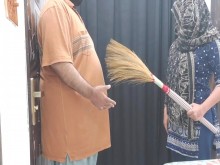 La criada india regañó a su jefe mientras el jefe la follaba en diferentes estilos con una clara voz hindi.