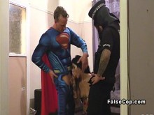 Policía falso enmascarado y Superman se follan a una nena