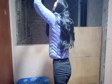 Salí en búsqueda de un trabajo y termine haciendo dos, empleada del hogar y de putita del jefe, cuando arreglaba la cama termine con la polla dentro de forma sorpresiva, Uy jefe no nos vaya a ver su esposa