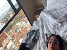 ROUGH CASTING RIDE - Milf latina colombiana pequeña y tetona con grandes tetas hace mamada, garganta profunda, estilo perrito y vaquera