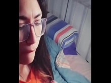 Excelentes mamadas hace esta puta con gafas